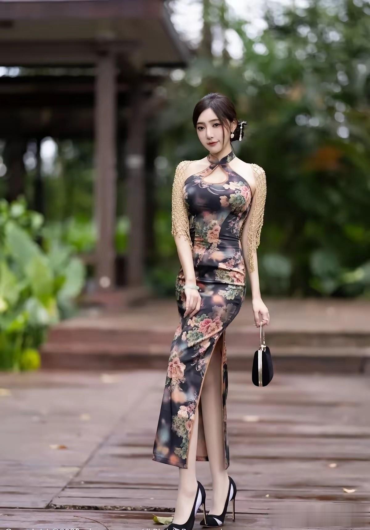 王馨瑶复古改良旗袍造型简直美到犯规，直接把我眼球给\焊\住了