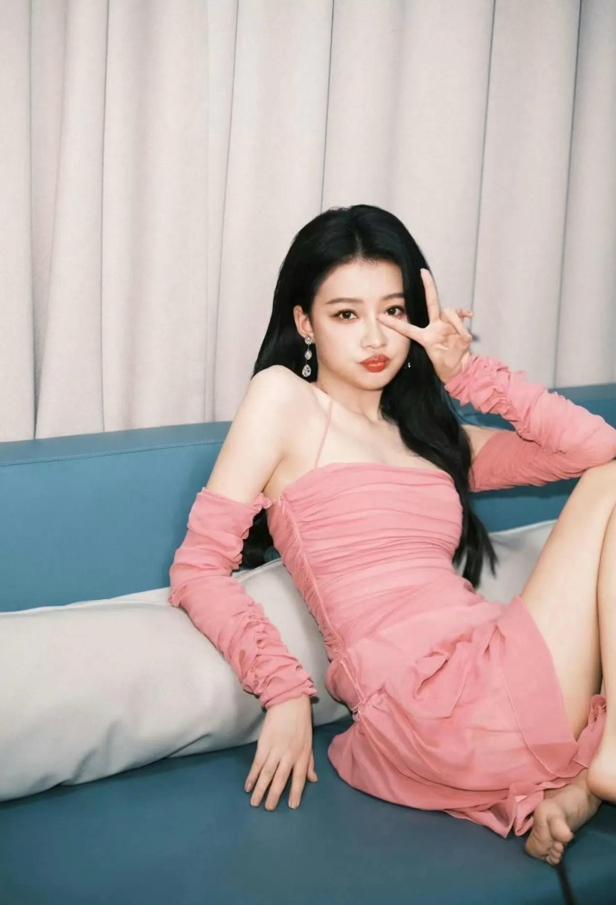 孙怡好甜美，淡粉色吊带裙，少女感十足