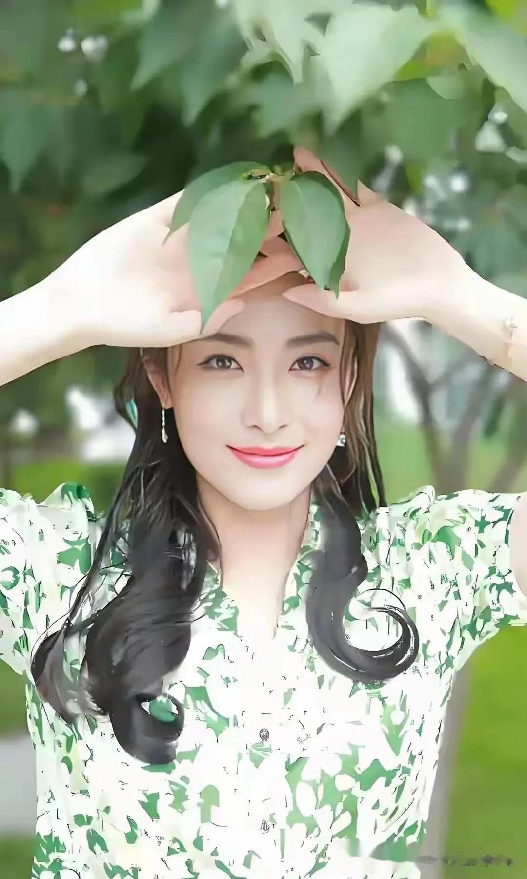 徐百卉优雅地站在云端，笑容如天使般纯净。