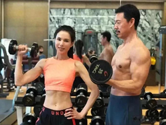65岁张丰毅和55岁李若彤，俩人看起来跟年轻人没啥两样。 ???