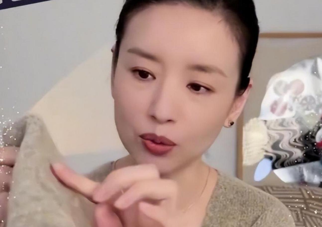 离婚14年后，董洁终于低头认错？潘粤明8字回应撕下她仅剩的体面