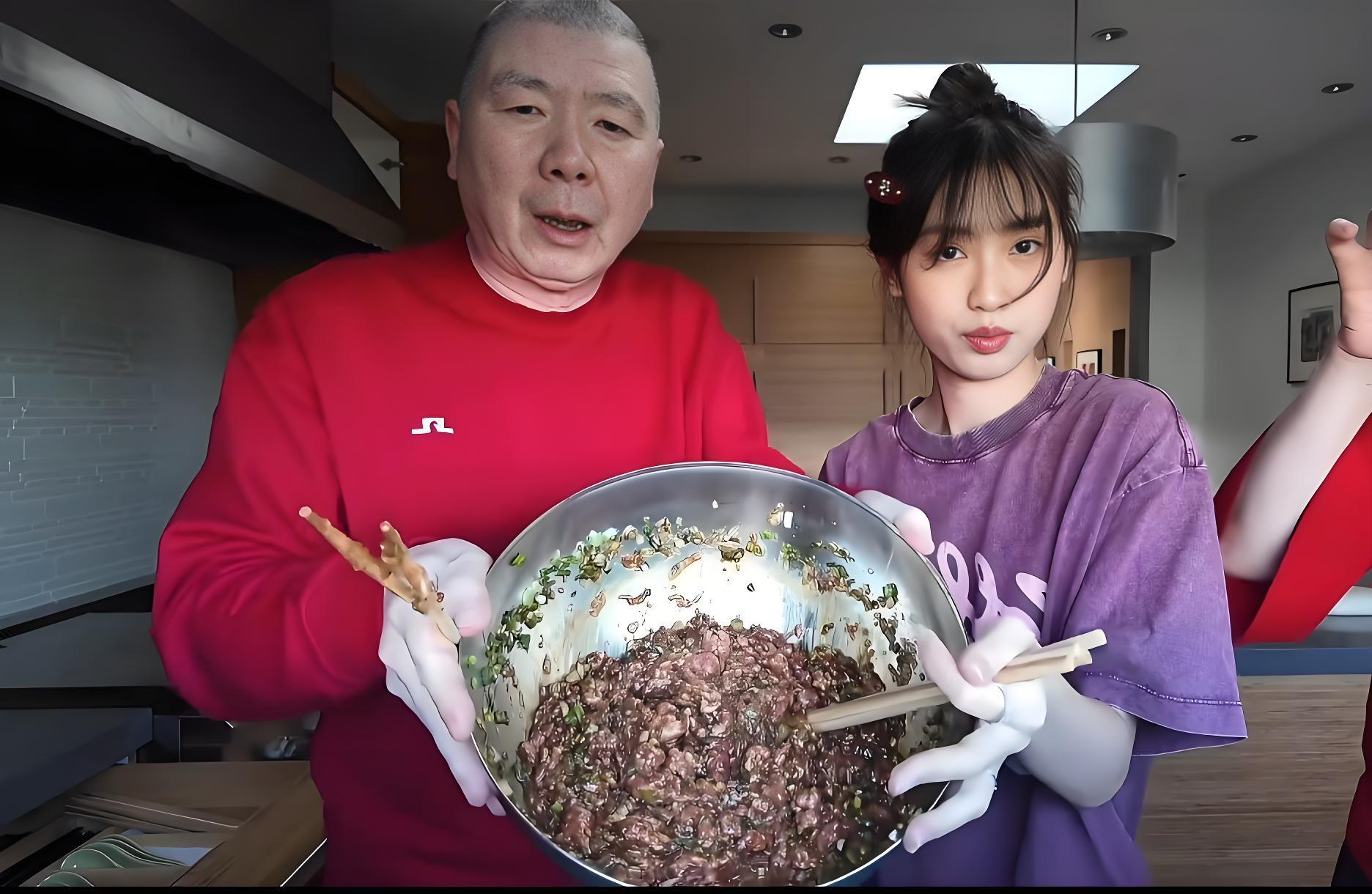 冯小刚春节后送女儿上学，脸贴脸喊“宝儿”太戳心！很舍不得