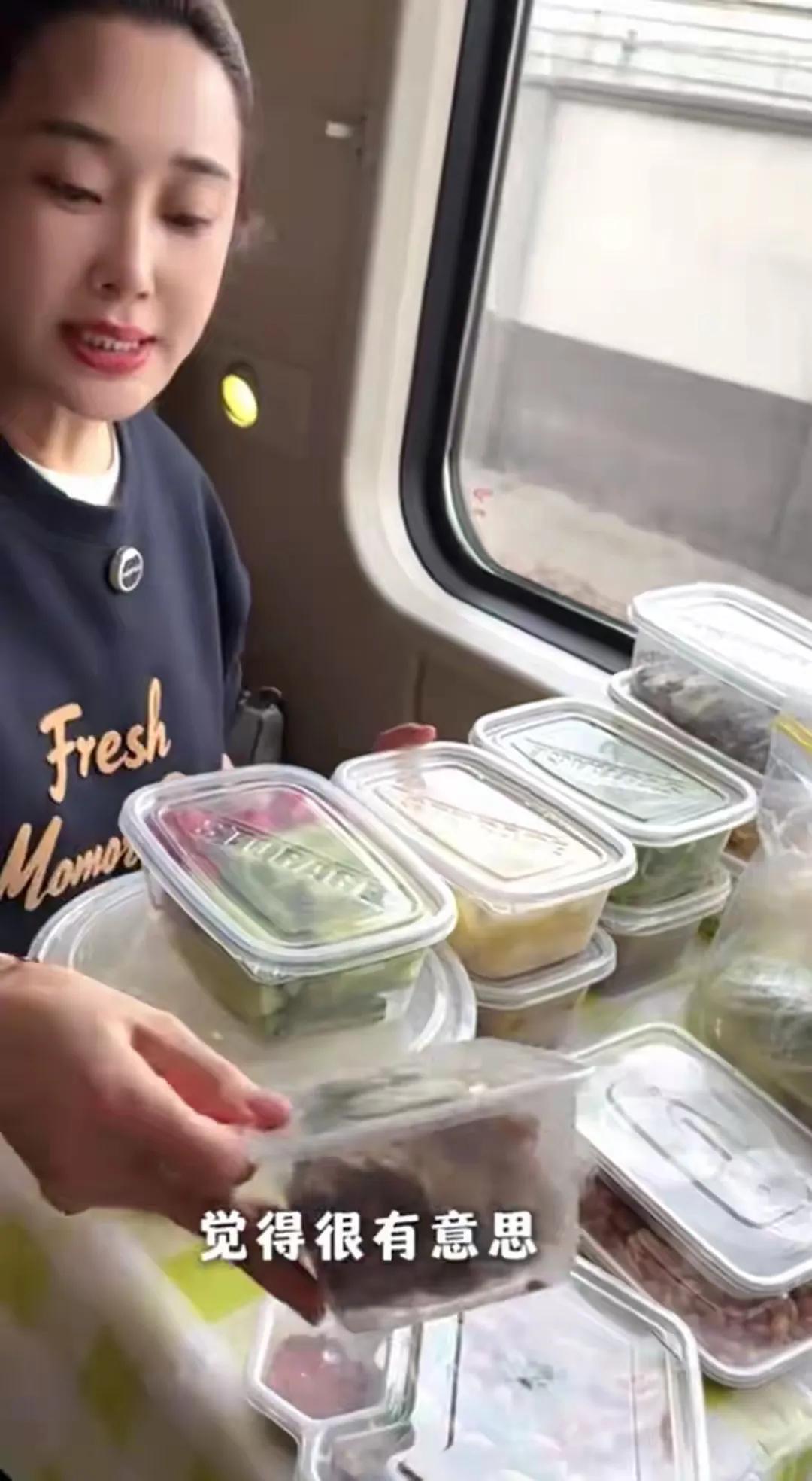 杜若溪携公婆乘火车返乡，全程18小时，一家几口同框十分幸福