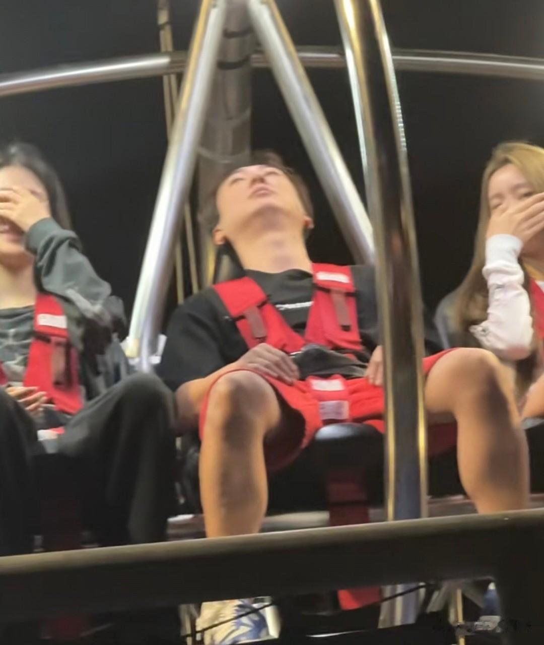 王思聪没有陪父亲过年,带着两美女在新加坡玩,一脸疲惫生无可恋