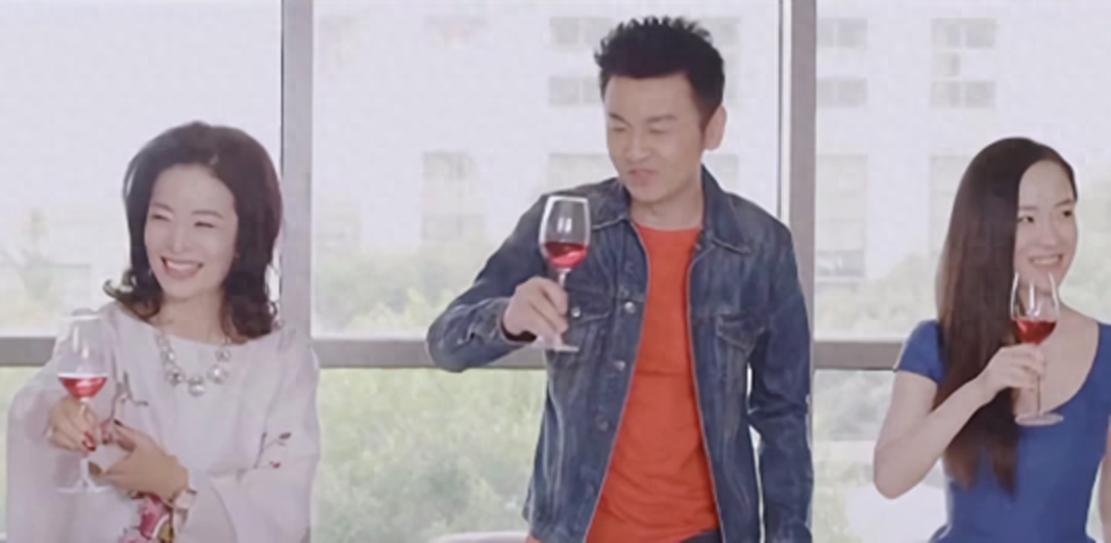 67岁顾艳晒母子照,定居日本很少拍戏,星三代儿子露脸帅到能出道