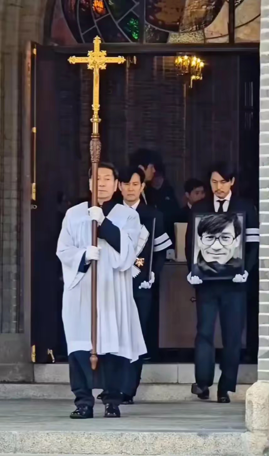 玄彬哭红眼李政宰捧遗像，韩国半个影坛为噎死的老影帝长跪不起
