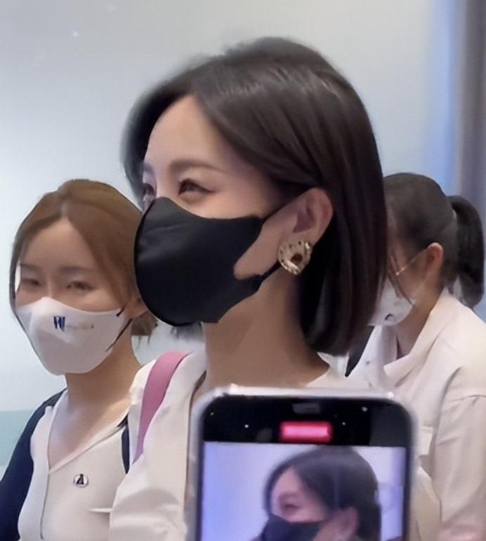 女顶流明星现身医院急诊，被网友偶遇，虚弱到站不稳需要搀扶