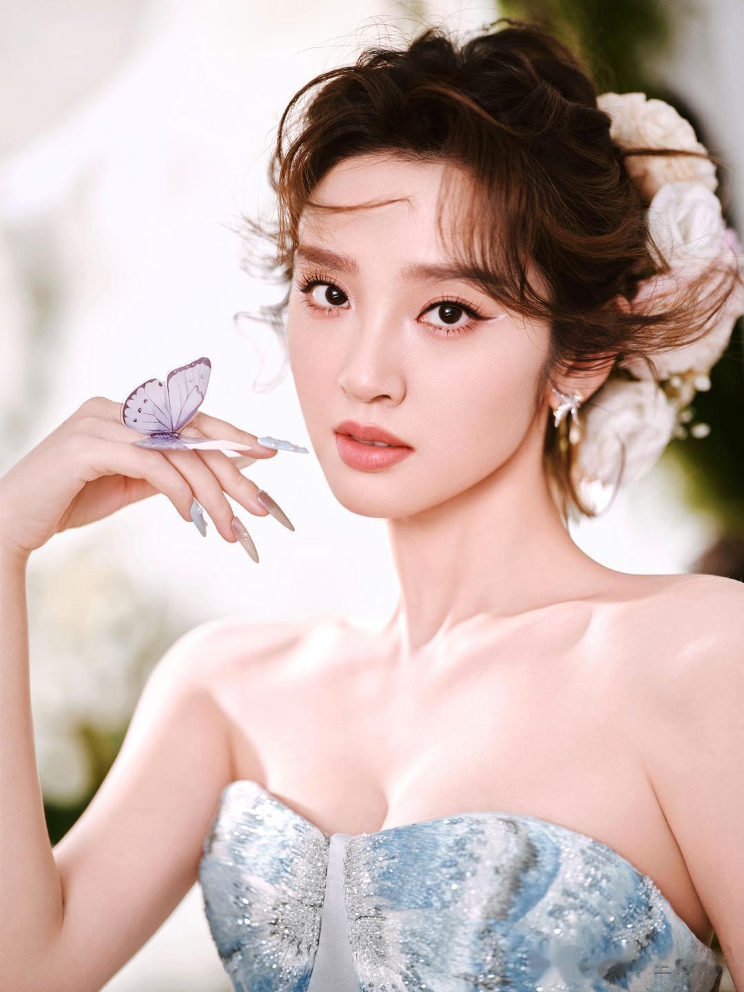 唐艺昕,优雅蓝裙穿搭,这精致感太美了。