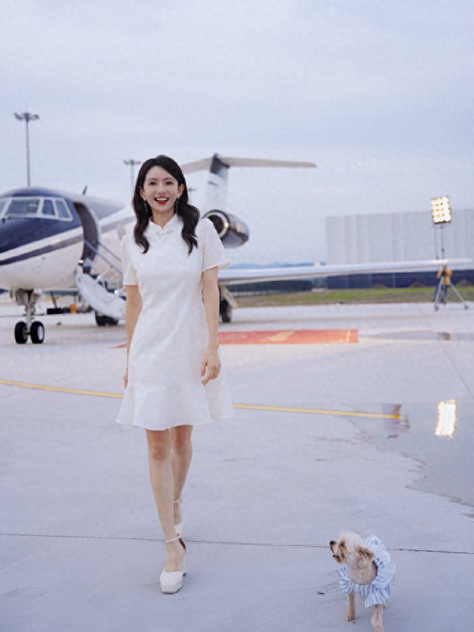 演员刘萌萌脚踩高跟，又美又欲，真有女人味