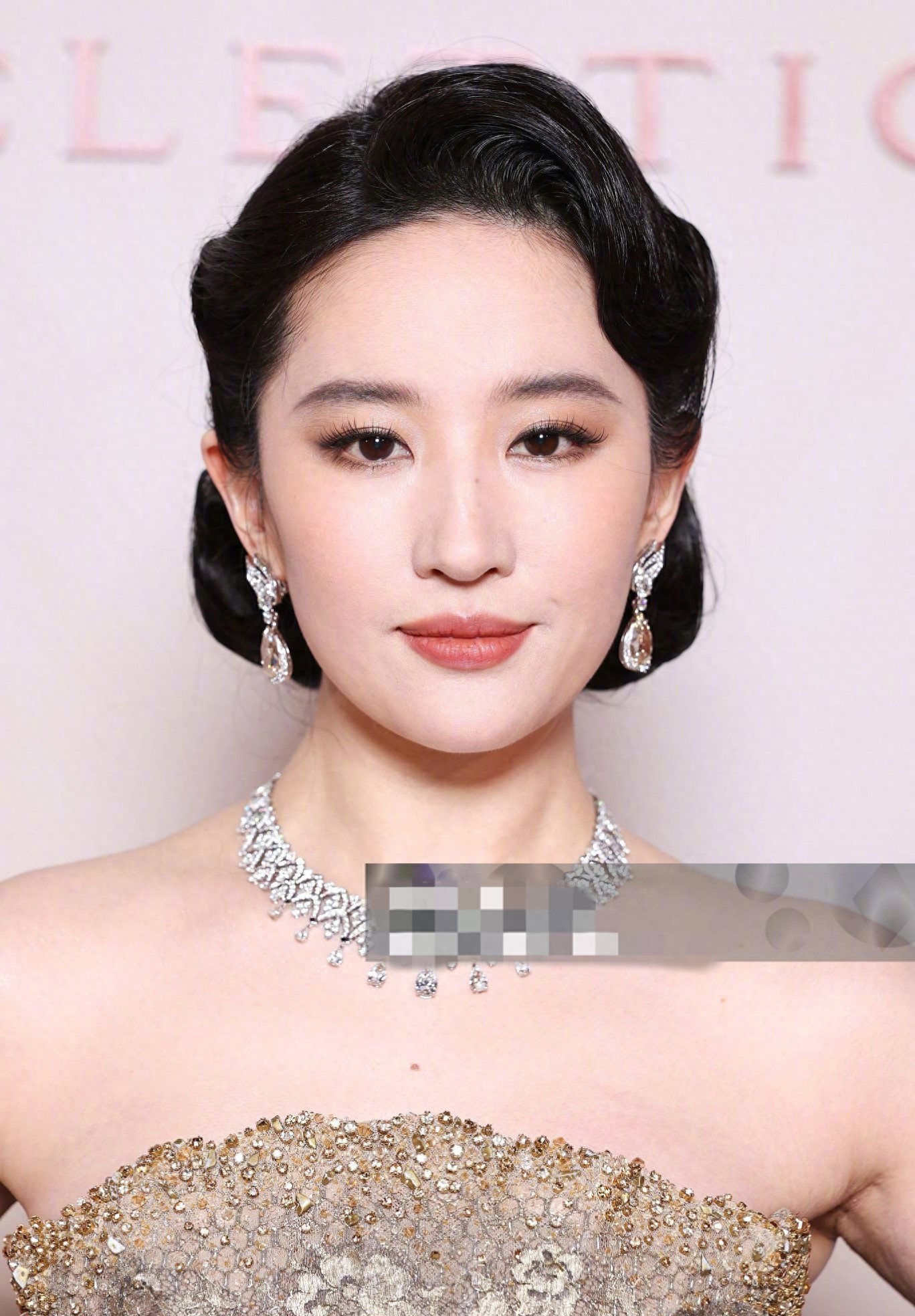 刘亦菲出席米兰宝格丽活动，外媒怼脸拍，美貌无懈可击