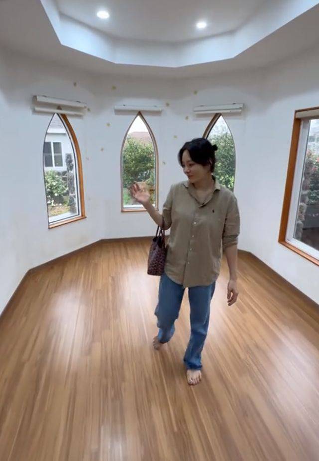 蔡琳带儿子搬离住了4年的别墅，哭着与邻居告别