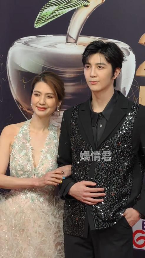 短剧盛典上,洪欣深V火辣,韩雨彤嘴歪显老,刘萧旭帅气扛大旗