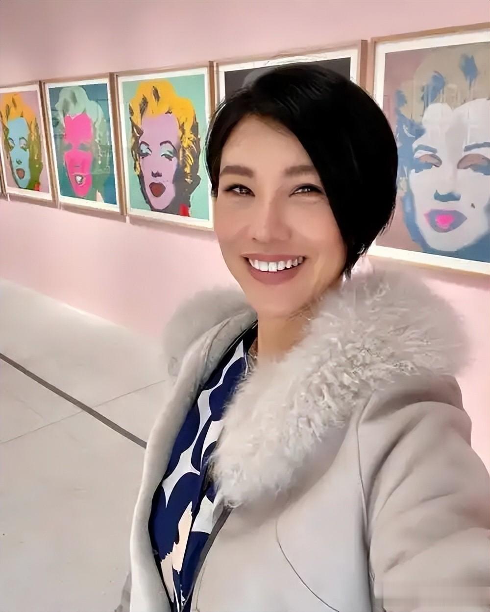 57岁女主持定居上海6年！离婚后与歌手前男友复合，4个孩子已离巢