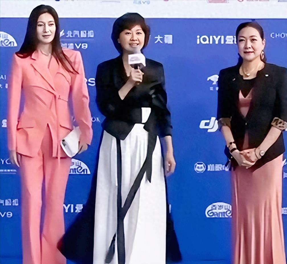 林芳兵北京电影节上引热议！在剧组差点离世，丈夫儿子是她的骄傲