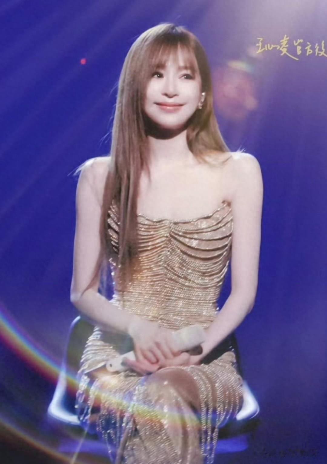 王心凌500条珠链战袍炸场！十斤负重唱跳稳如CD，甜妹杀疯了