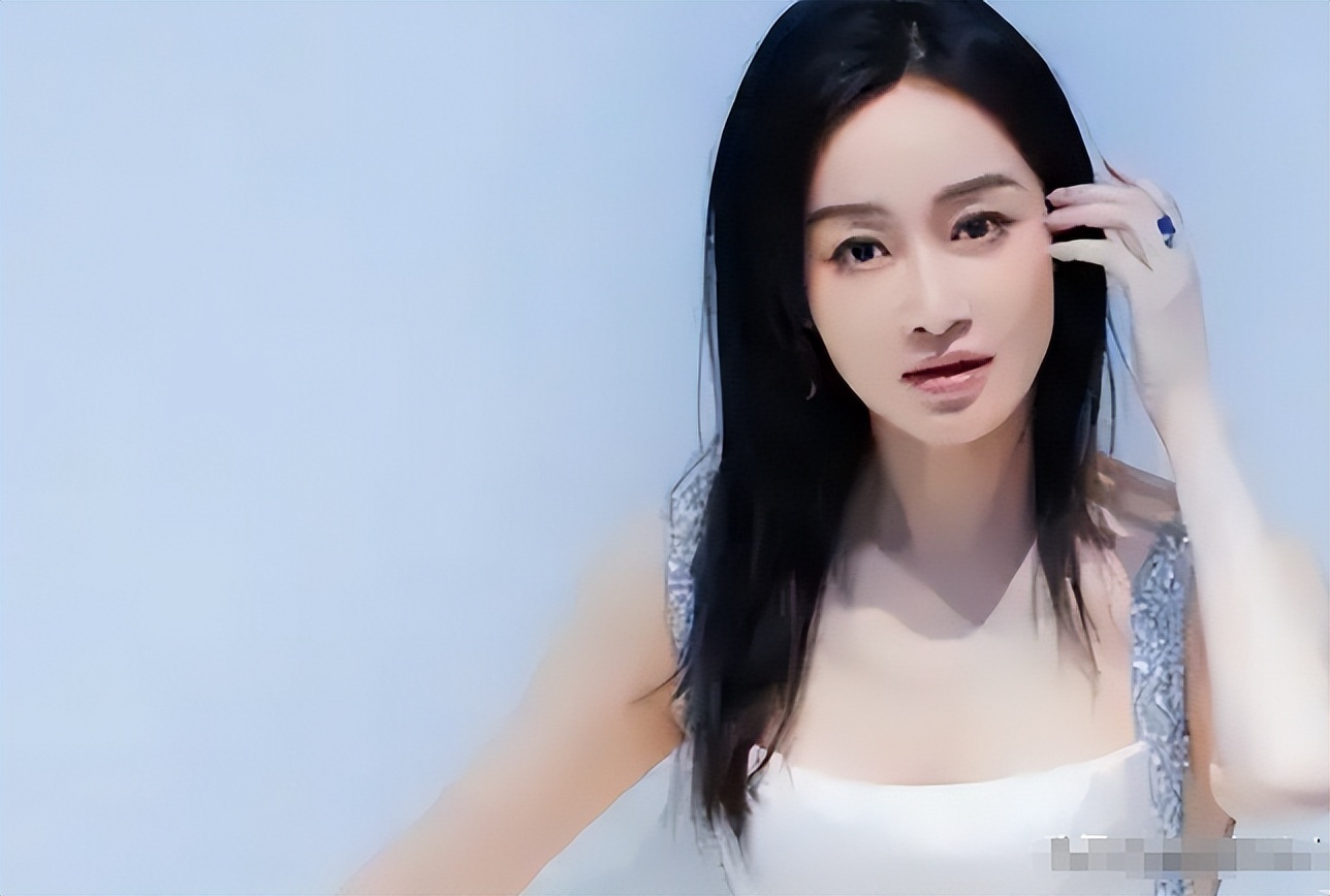 不装了？被传是陈坤儿子生母、49岁的赵子琪，如今已走上另一条路