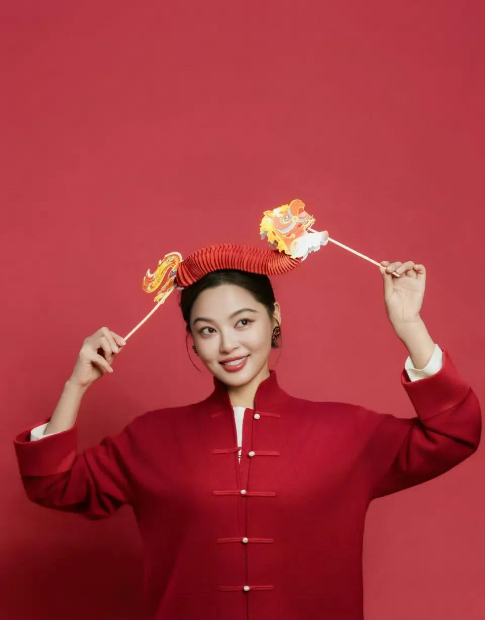 辛芷蕾新春美图释出