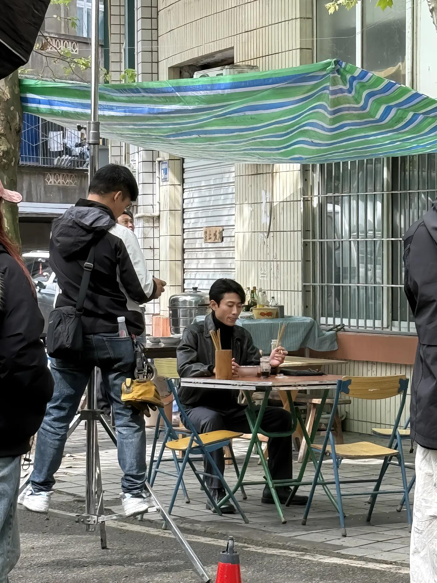 张一山重庆拍戏被偶遇，本人比电视上还帅痞帅，就是看着太瘦了吧