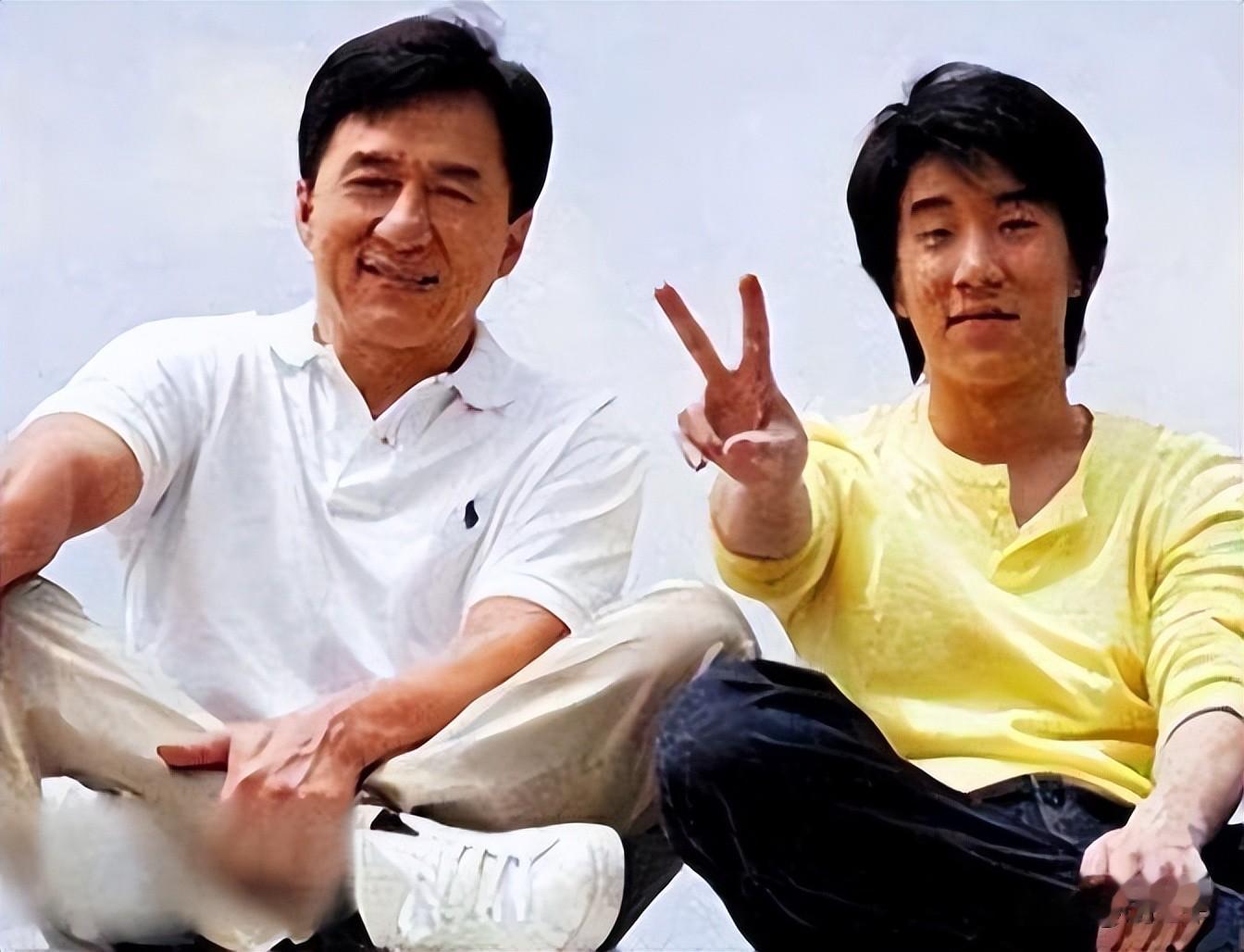 成龙带房祖名惠州游玩！父子树下相拥感情好，当地大人物亲自陪同