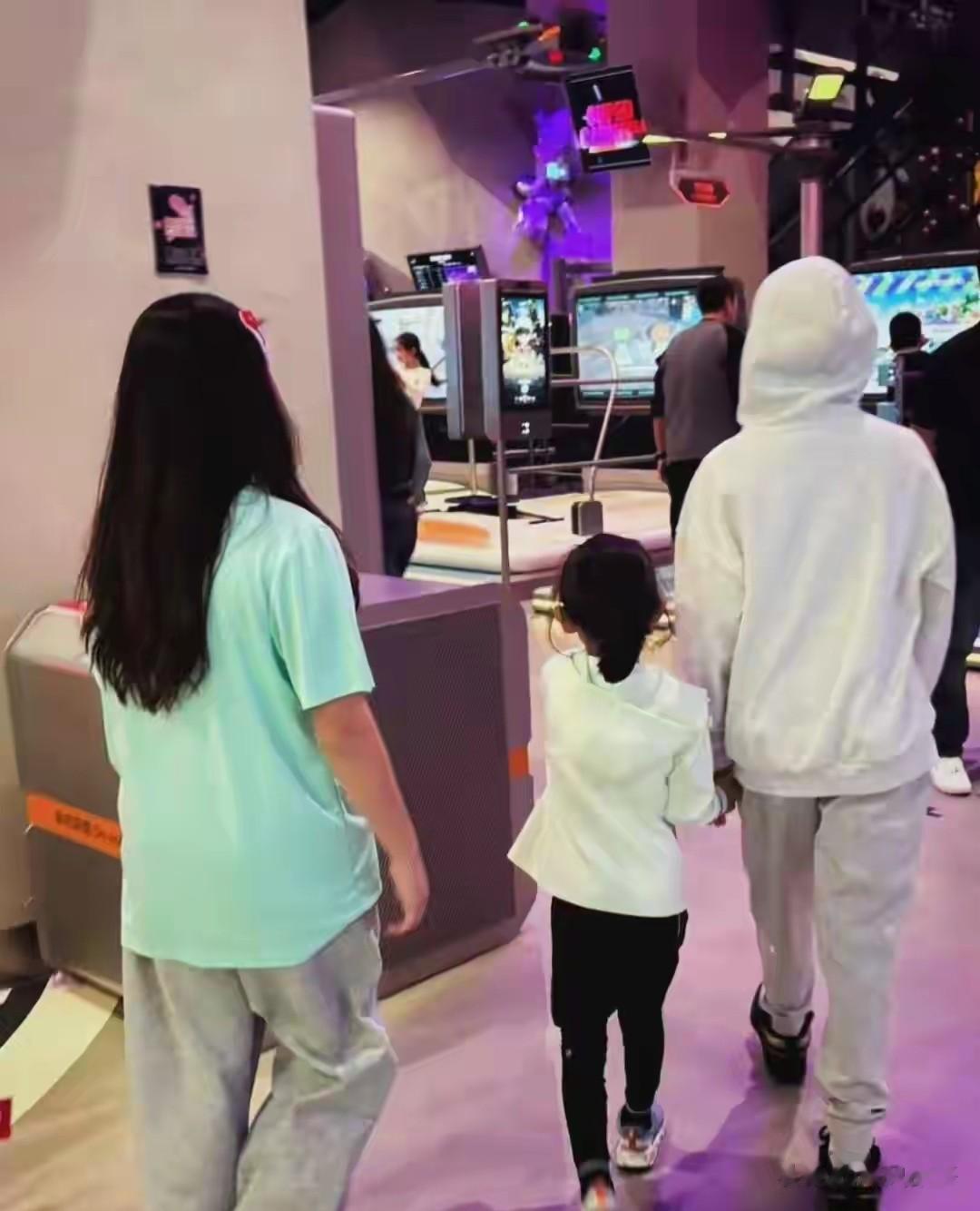 应采儿郑希怡带娃同框，闺蜜情太好嗑，12岁Jasper变化让人意外