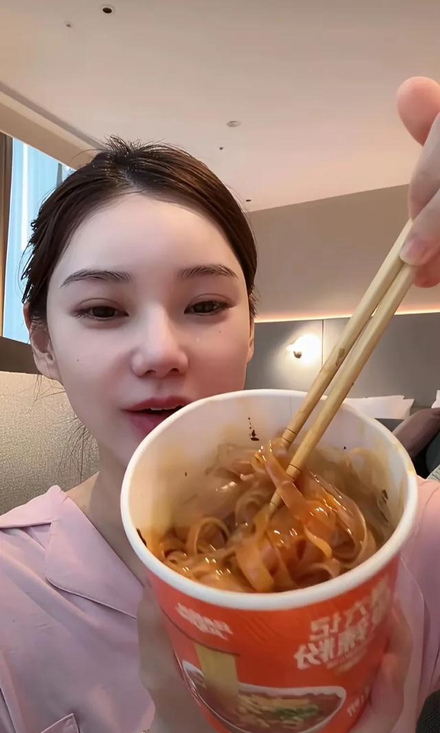 马筱梅太拼，月子里吃酸辣粉只为给老公带货，承诺汪小菲给妈道歉