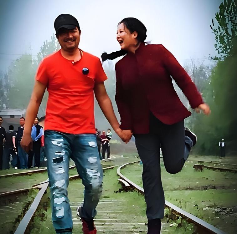 55岁王茜华现状：为小丈夫高龄生子，身材走样，参加婚礼无人识！