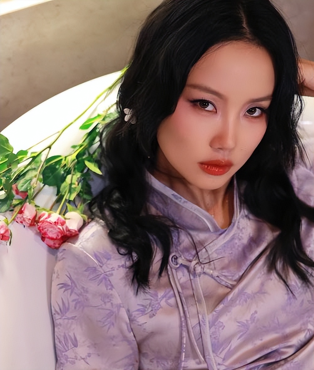 一栋豪宅几只狗，如今独居上海的黄龄，39岁未婚无子活成人间清醒