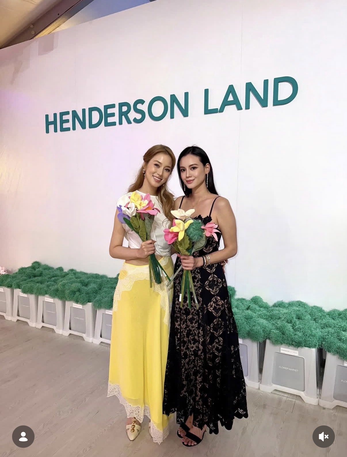 徐子淇办艺术展妹妹罕见现身，姐妹同场没合照，徐子欣低调不上镜