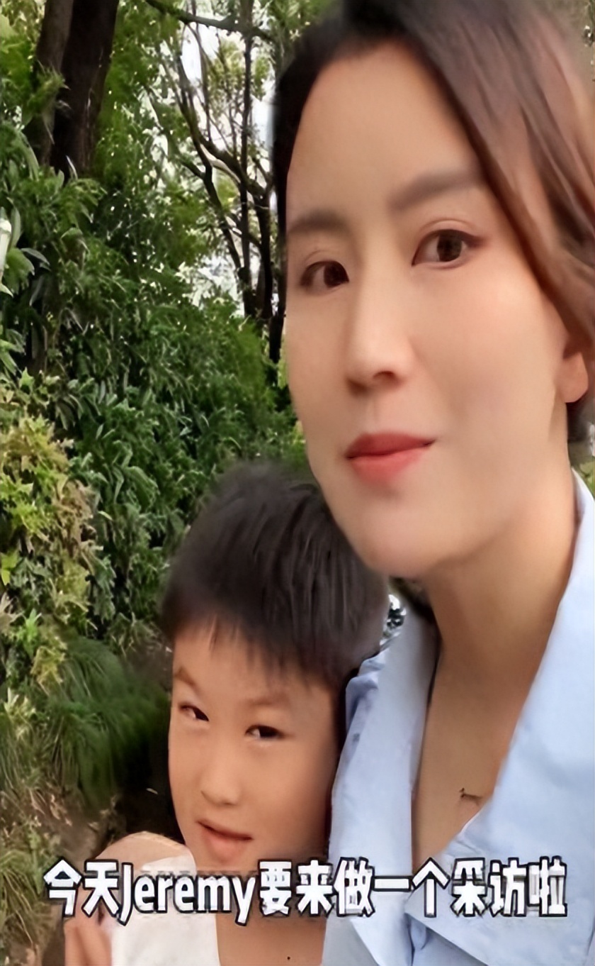 她曾是上海著名主持，和富商离婚后沦落为网红，38岁独自带娃
