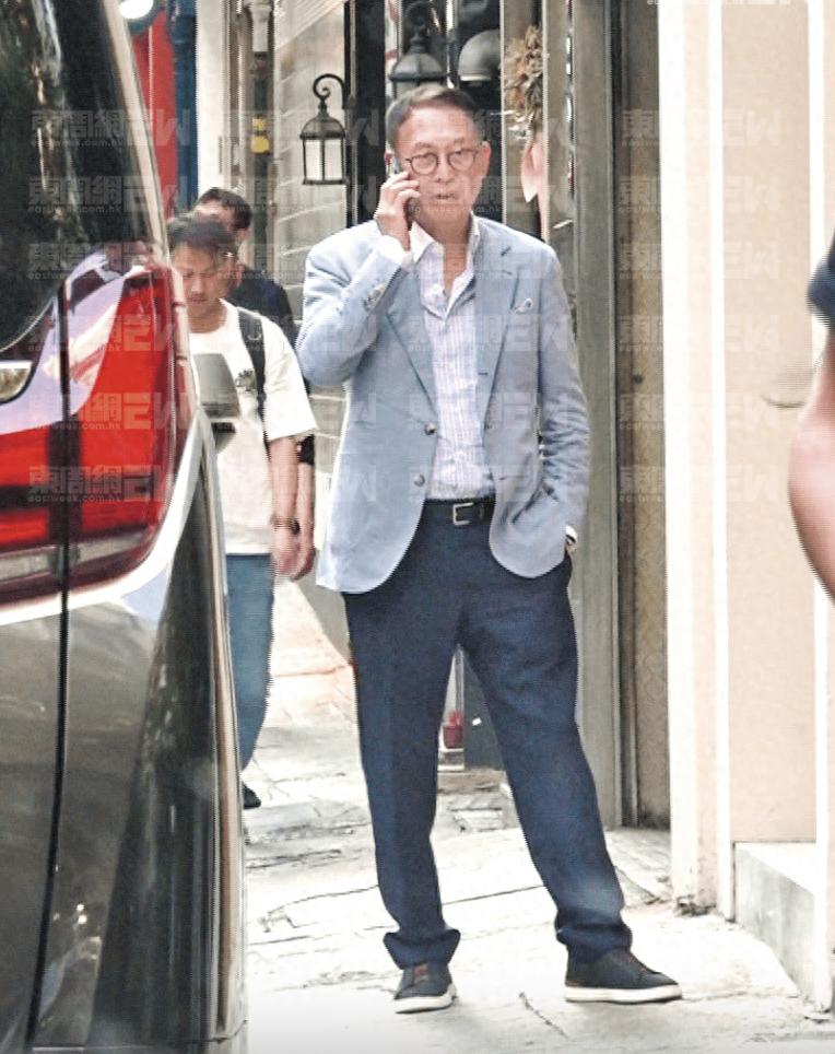 许晋亨在街头餐厅为李嘉欣等位，李嘉欣姗姗来迟，结婚18年仍恩爱