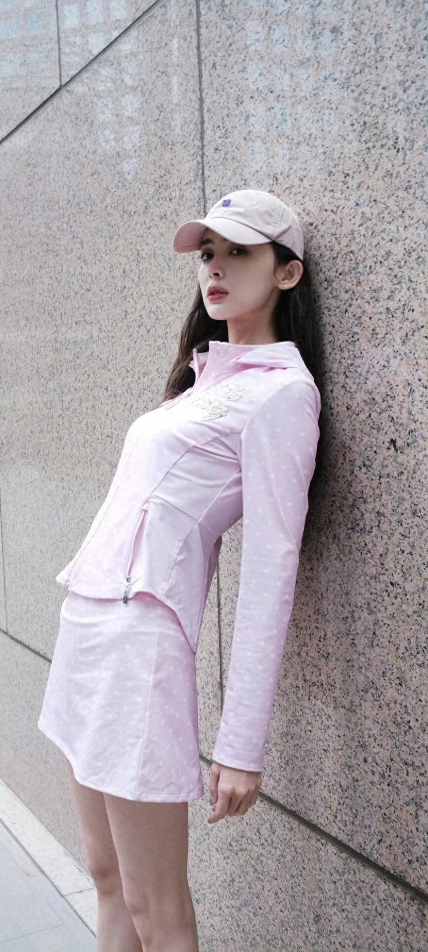 古力娜扎私服随拍,粉粉嫩嫩真好看。