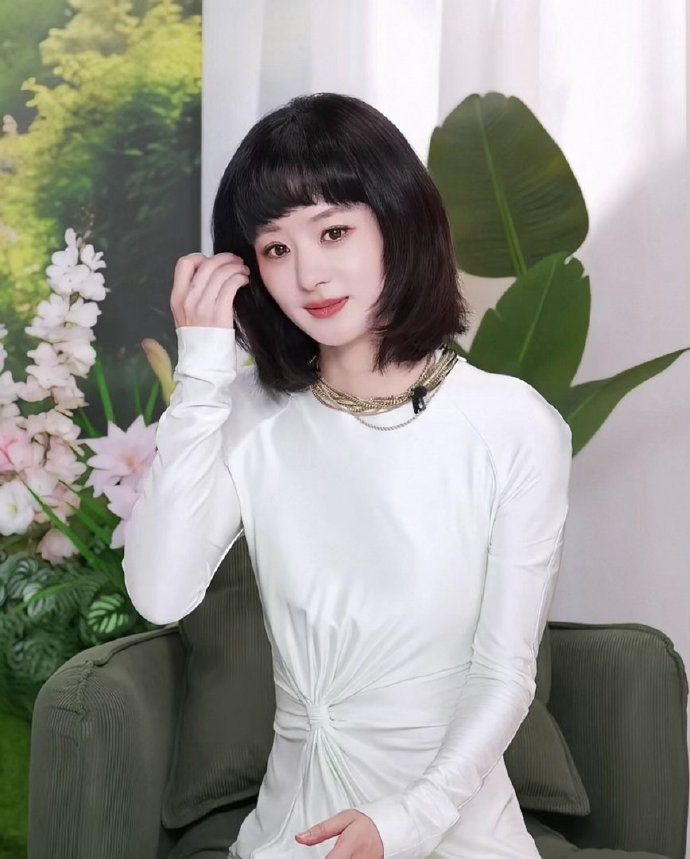 被短发的赵丽颖惊艳 不穿暴露礼服却艳压群芳 网友：林更新得避嫌了