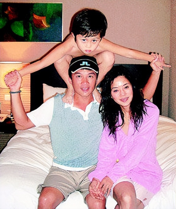 钱再多有什么用？红极一时的孙鹏夫妇，为了“魔头”儿子操碎了心