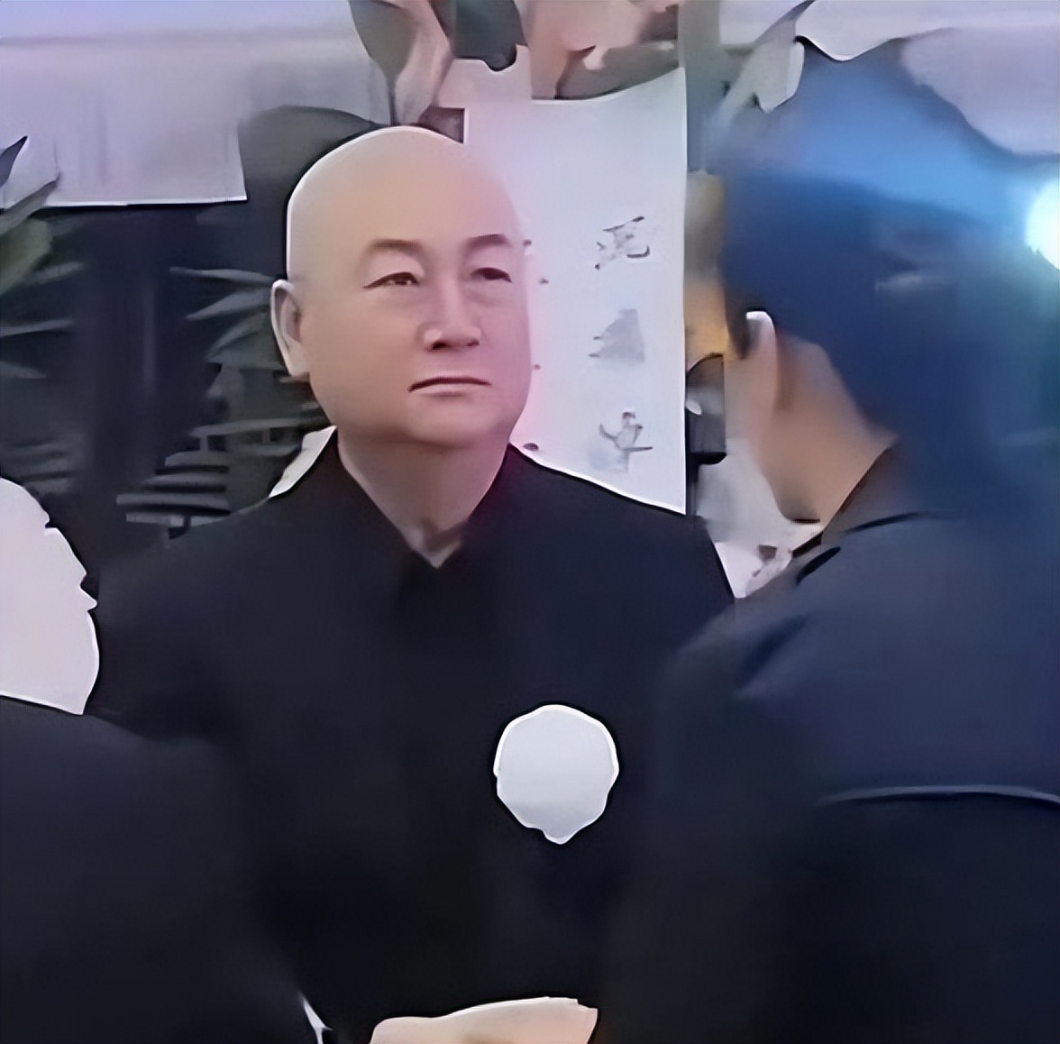 遁入空门？迟重瑞寺庙诵经，送妻后彻底皈依，百亿遗产说扔就扔
