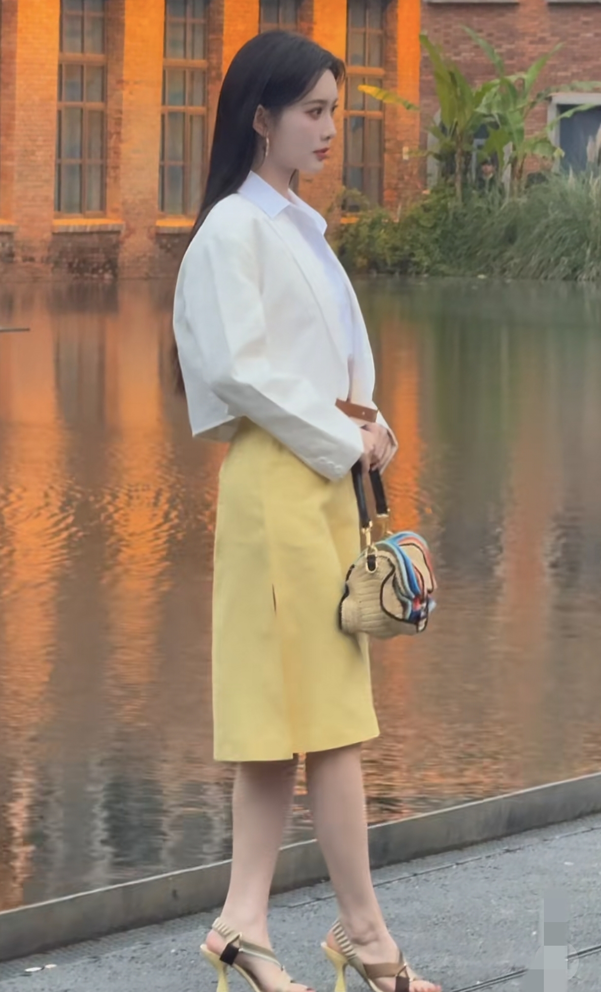 唐嫣孟子义同台参加活动，唐嫣稳居C位，孟子义在旁边受品牌冷落