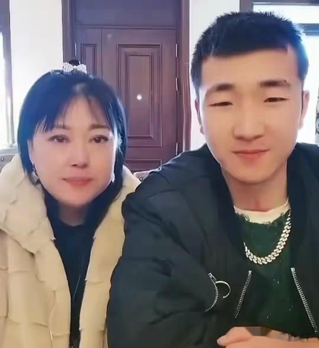 54岁李菁菁瘦身成功，已经吃素好多年了，高秀敏女儿是她的恩人