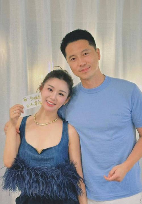 嫁富二代明星后，她住进北京豪宅，开劳斯莱斯，如今40岁又怀3胎