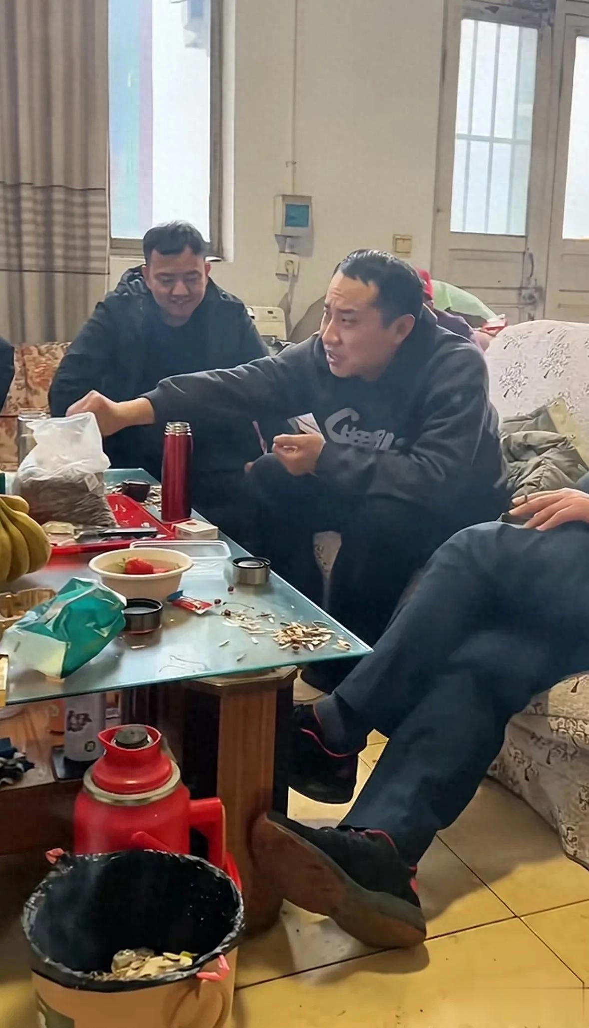 徐志胜回村过年太真实！表哥家宴就着咸菜啃馒头，开的车很接地气