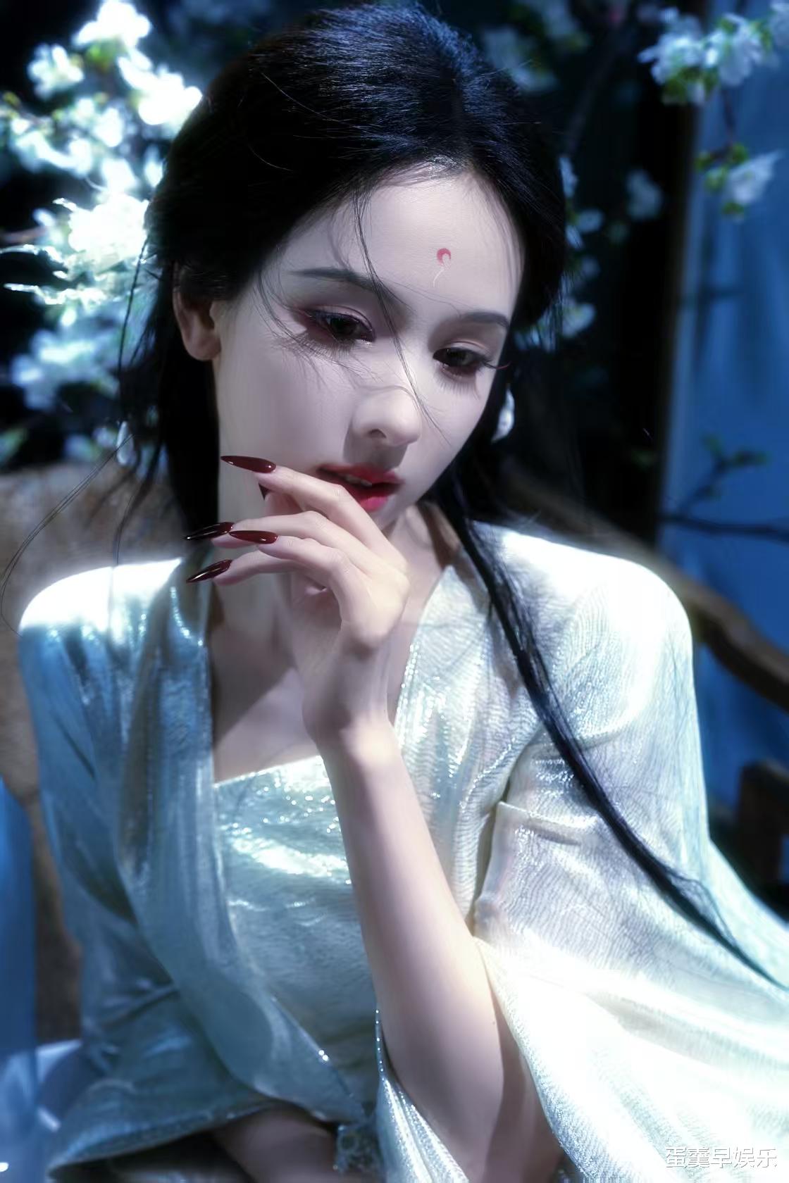 鬼灯一线桃花面，陈都灵的极致清冷鬼系美学