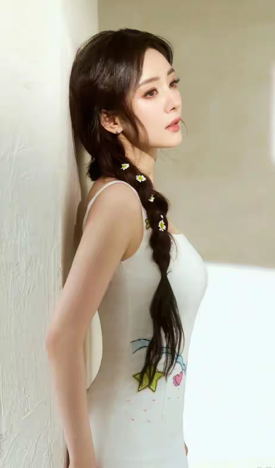 穿白色吊带裙的杨幂