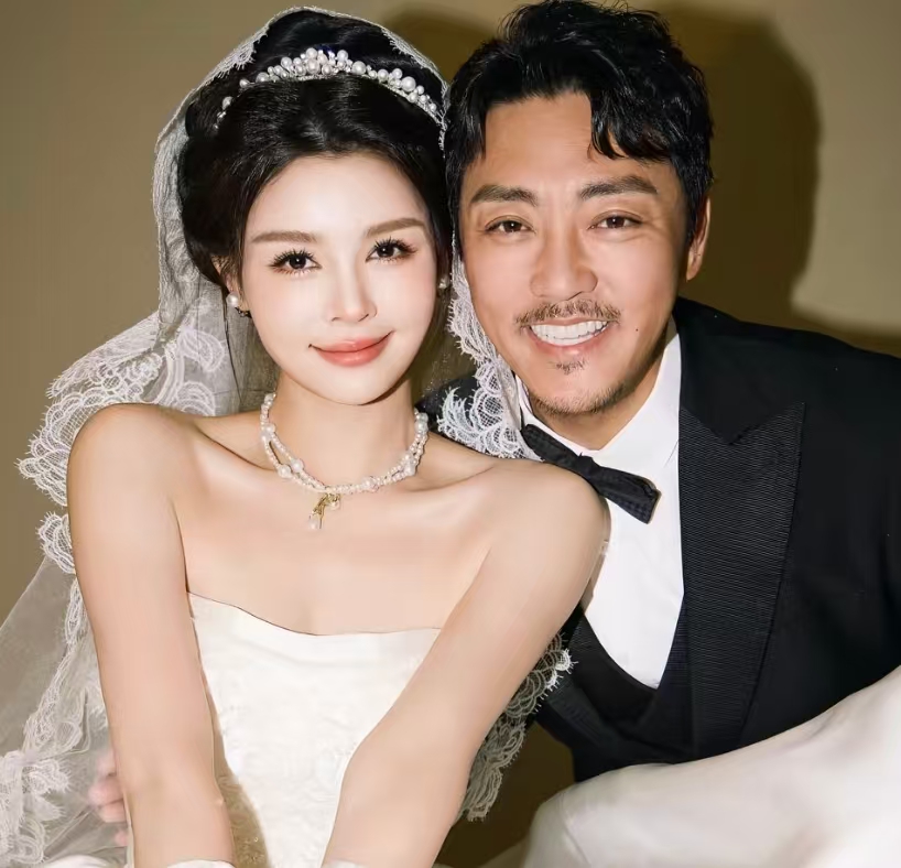 45岁赵达结婚，连发两条动态庆祝，一口大白牙惹人眼，妻子很漂亮