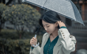 我濒临死亡，女友跟白月光甜蜜旅游，等她想起我时，却是让我救白月光