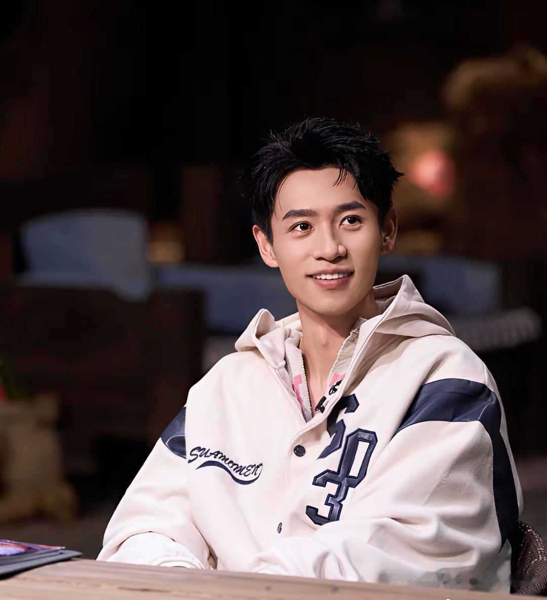 魏晨首次回应关于39岁仍具少年感的热议