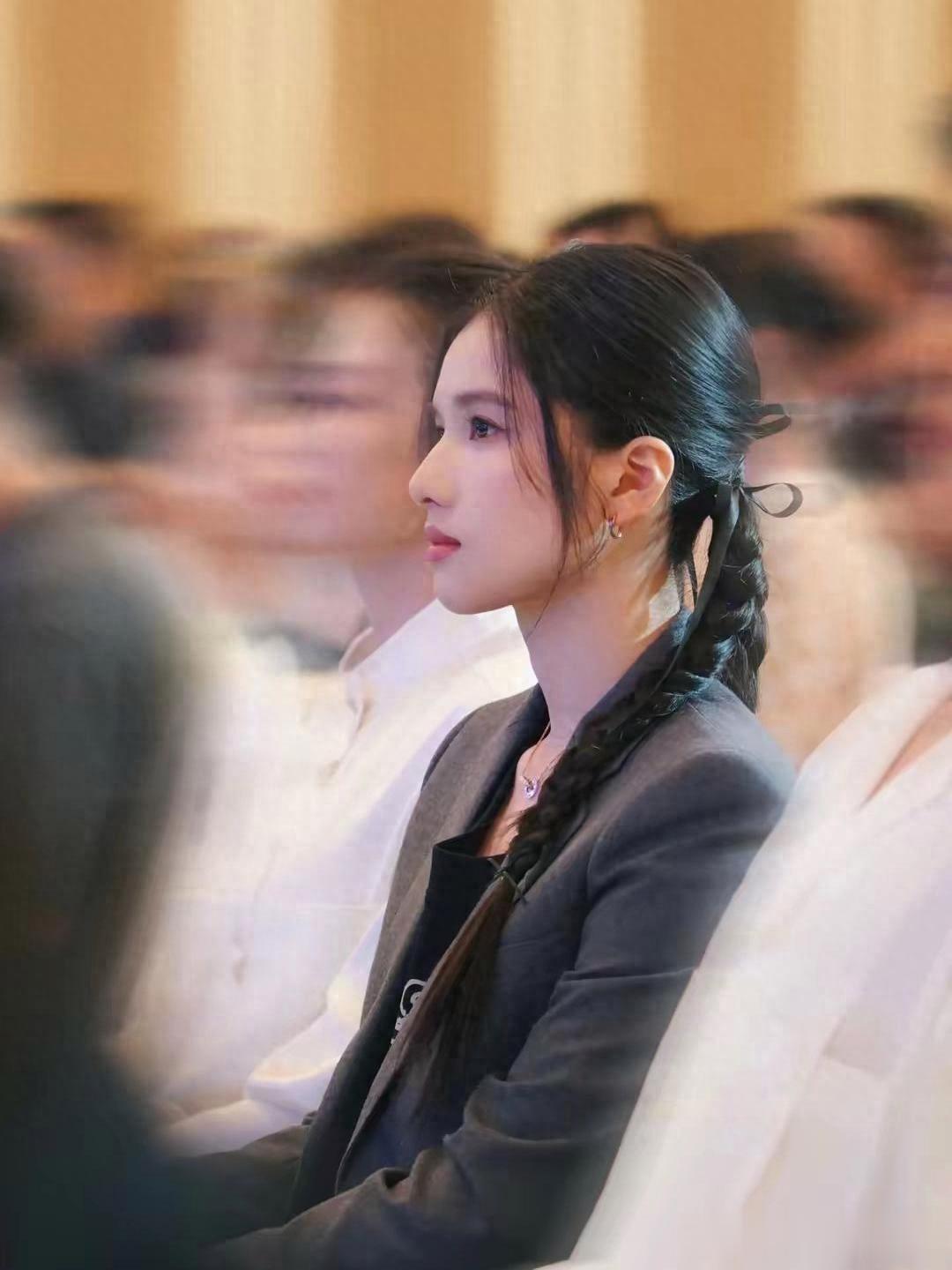 张婧仪的侧脸杀真绝啊，果然高鼻梁的都是美女