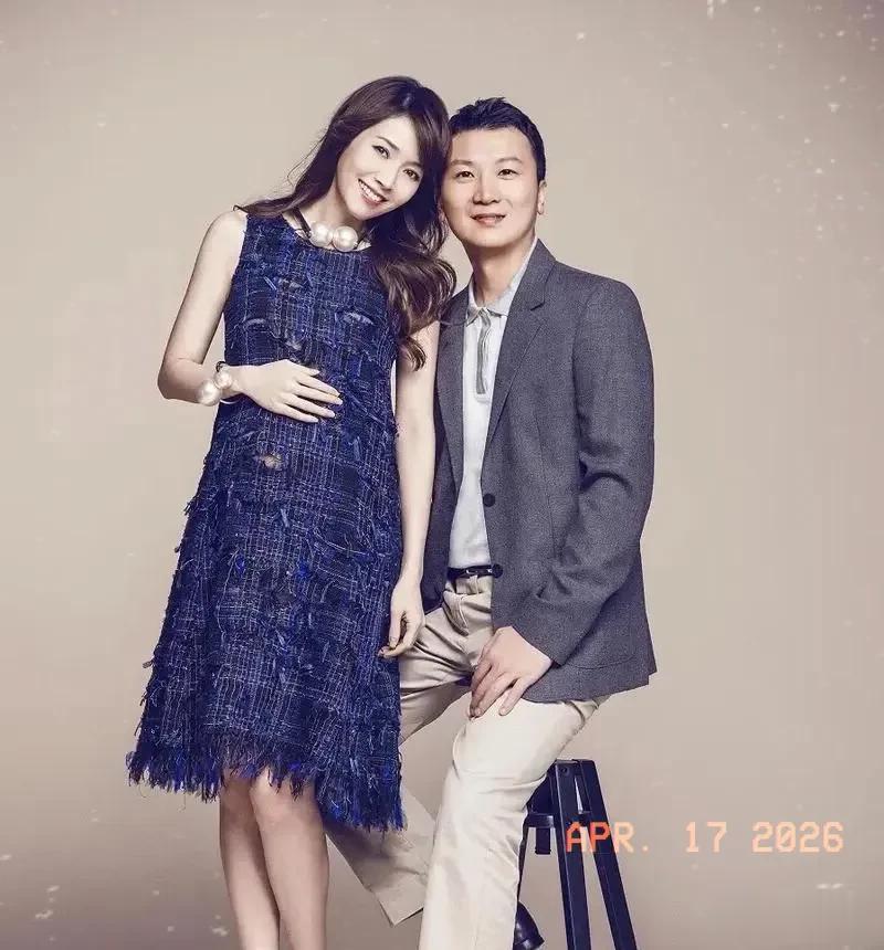 侯佩岑晒度假照，搂着俩儿子画面温馨，与老公复刻结婚时拍照姿势