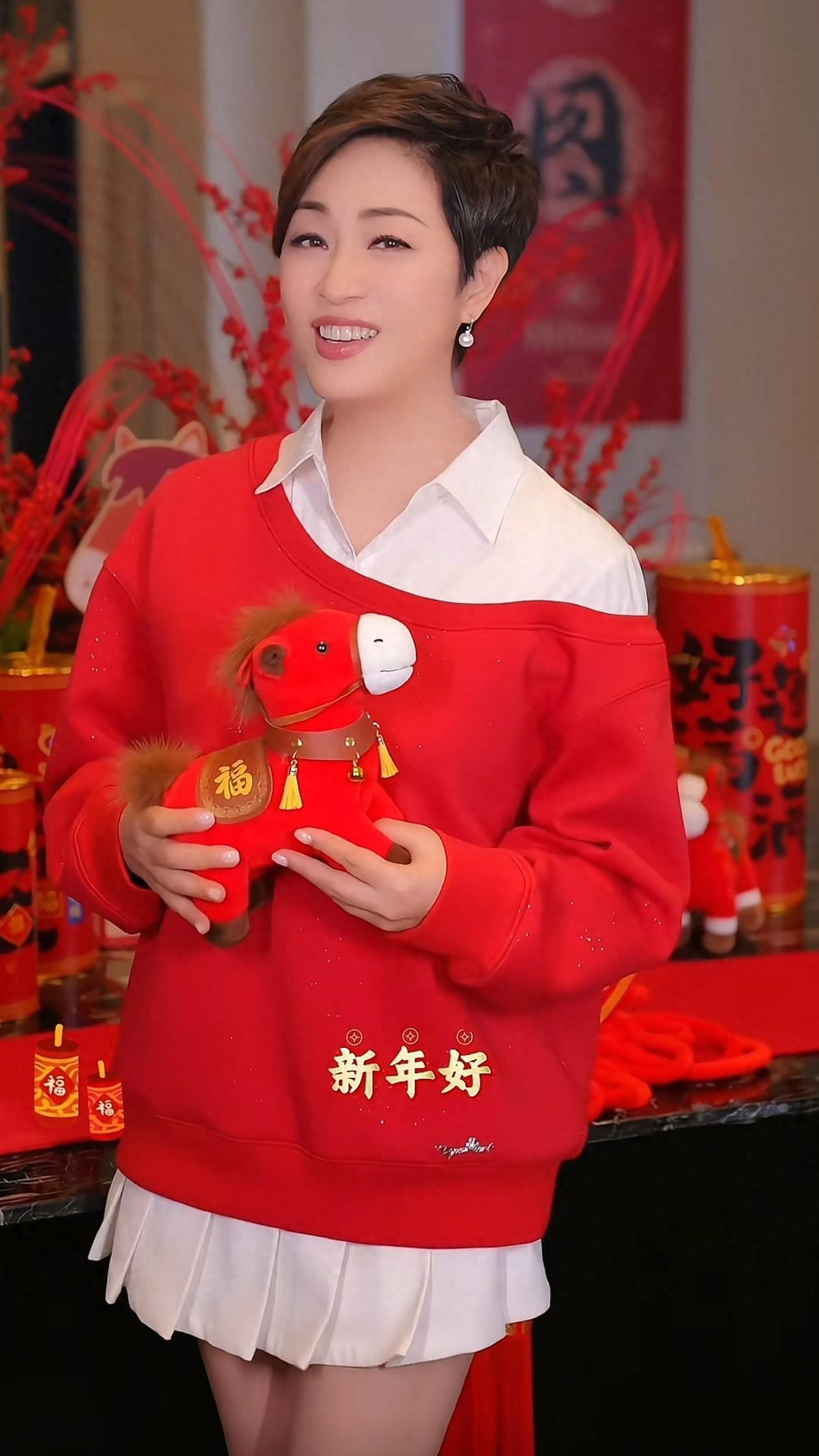 58岁陈法蓉最新穿搭:红卫衣+衬衫+短裙,喜庆又时髦,美出新高度