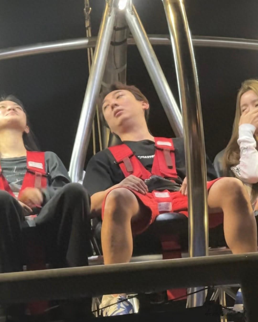 王思聪没有陪父亲过年,带着两美女在新加坡玩,一脸疲惫生无可恋