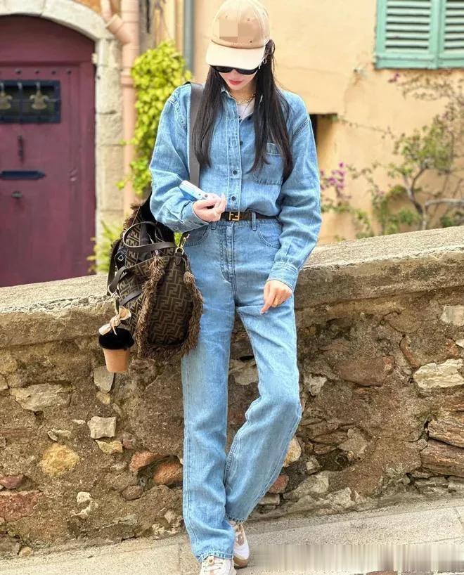 唐嫣当妈后状态越发年轻！穿牛仔衬衫+直筒裤，时髦减龄又高级