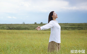 婆婆以低廉价格哄骗我把白手起家的公司转让给小叔，却不知，这个负债千万的公司是我早就想摆脱的烫手山芋