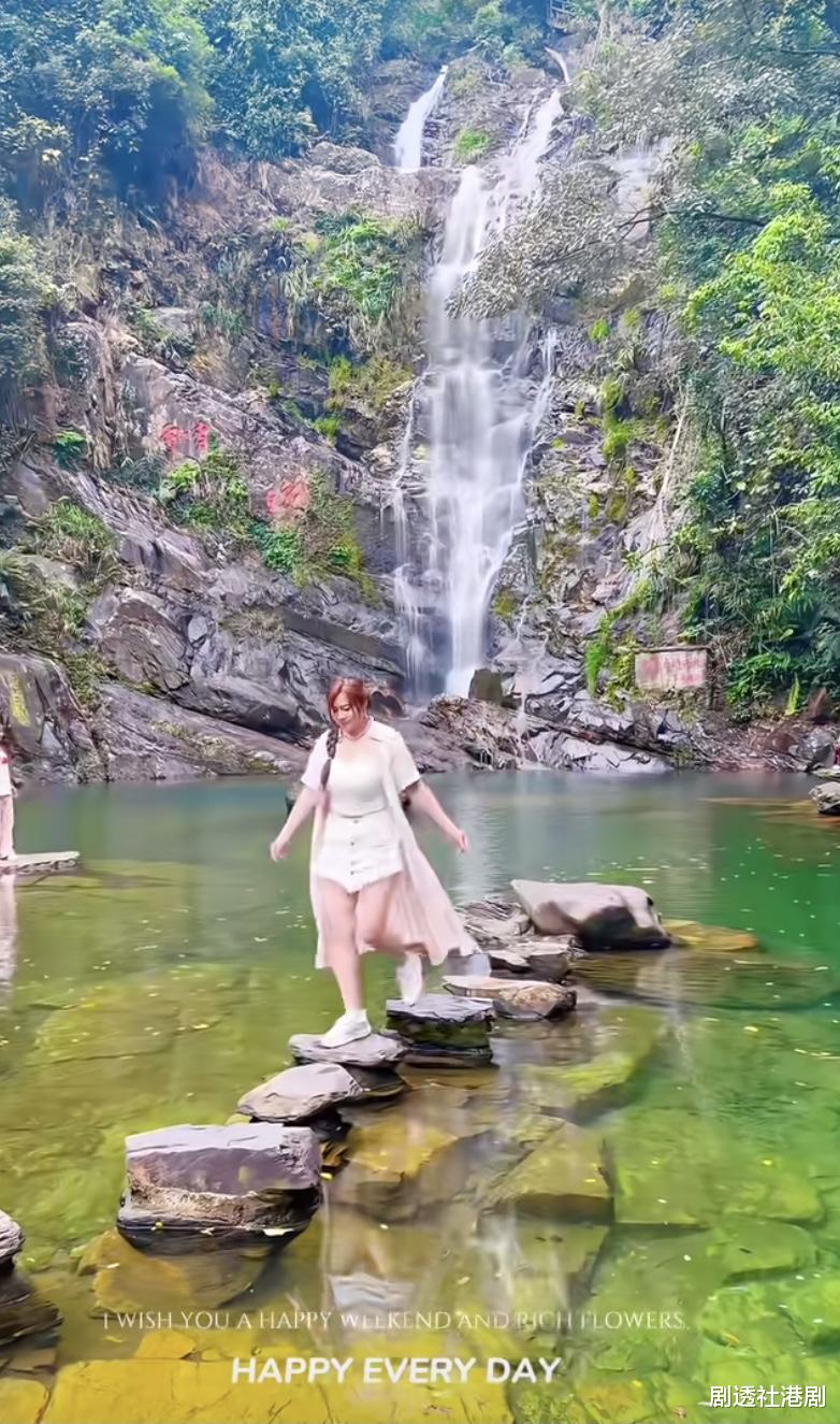 TVB性感女星离巢后近况曝光！旅行晒澎湃上围，前夫现身内地恋综